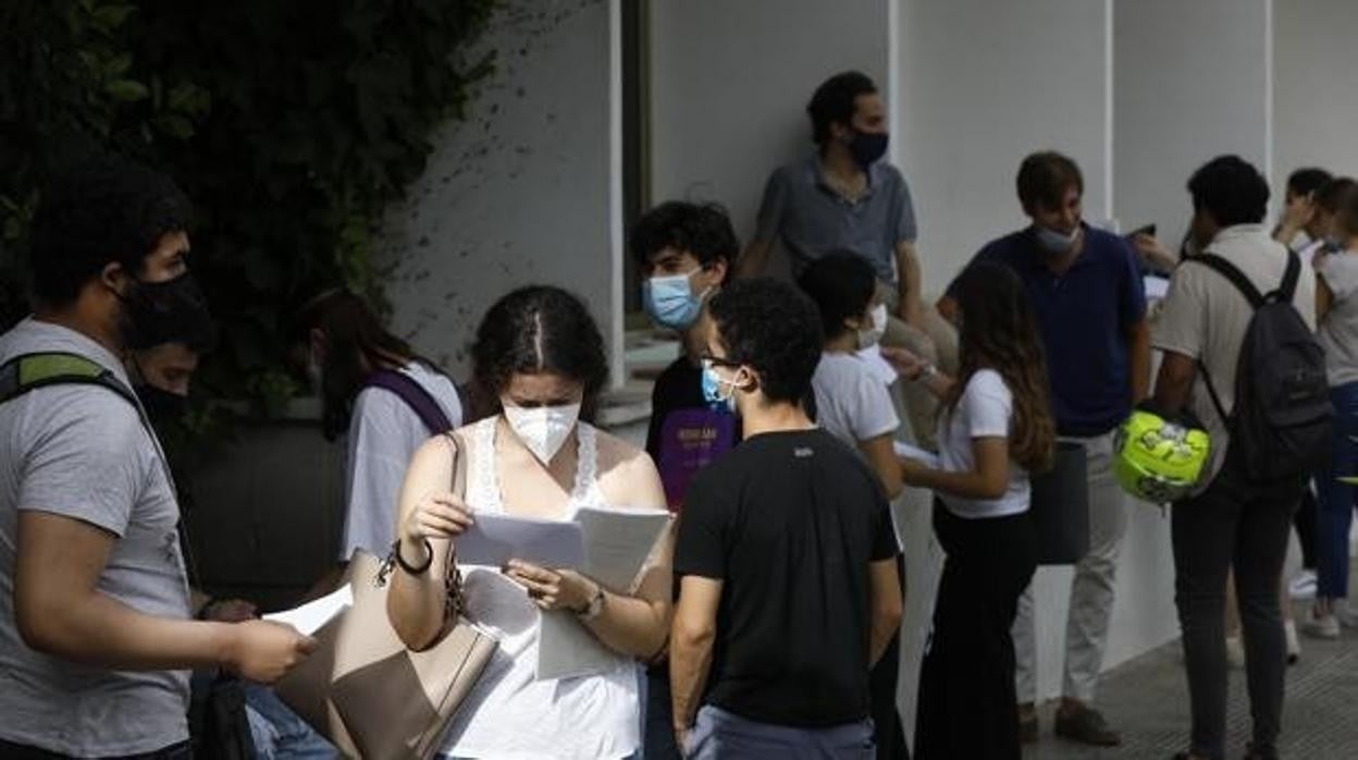 Jóvenes en las pruebas de acceso a la universidad de este año