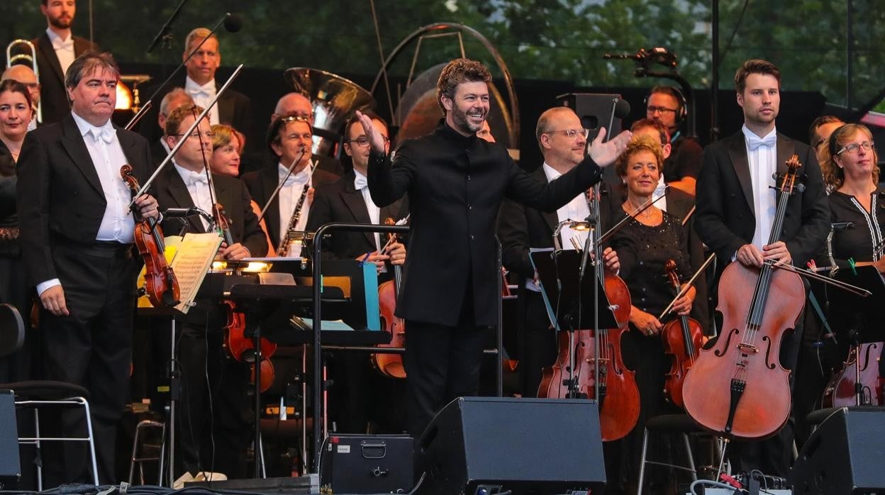 Pablo Heras-Casado saluda a la finalización de un concierto en Frankfurt