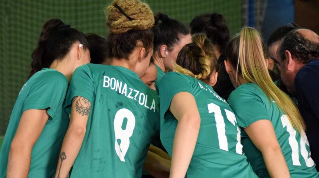 Jugadoras del Itea Córdoba haciendo piña antes de un partido