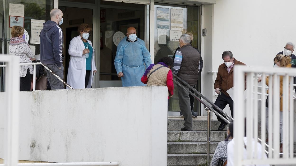 Varias personas esperando a entrar al centro de salud de la Fuensanta