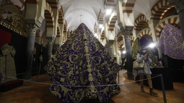 La cofradía perfecta de orfebrería y bordado: las hermandades de Córdoba abren su exposición