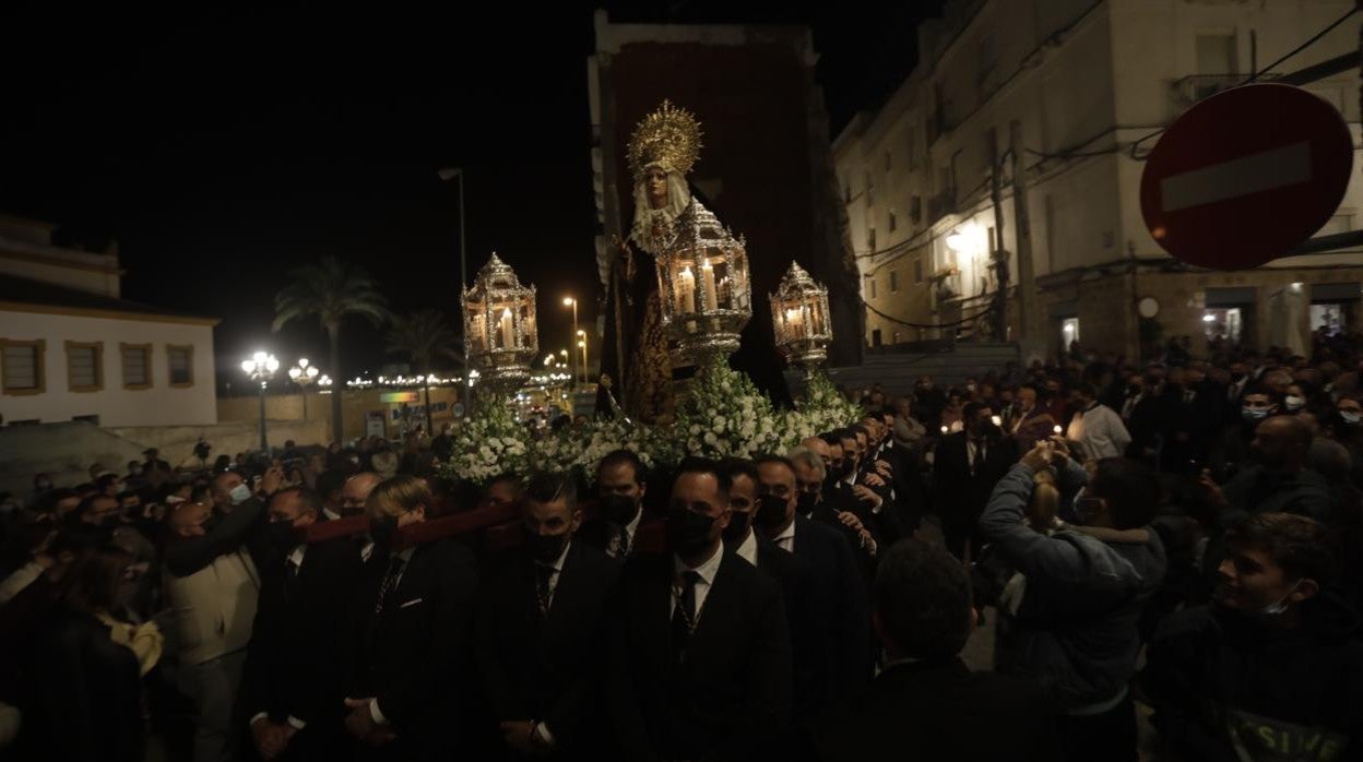 La Dolorosa del Nazareno de Santa María recorriendo el barrio gaditano.