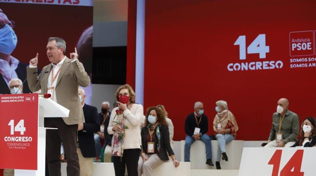 La exministra Amparo Rubiales detrás del secretario general Juan Espadas en un debate del Congreso