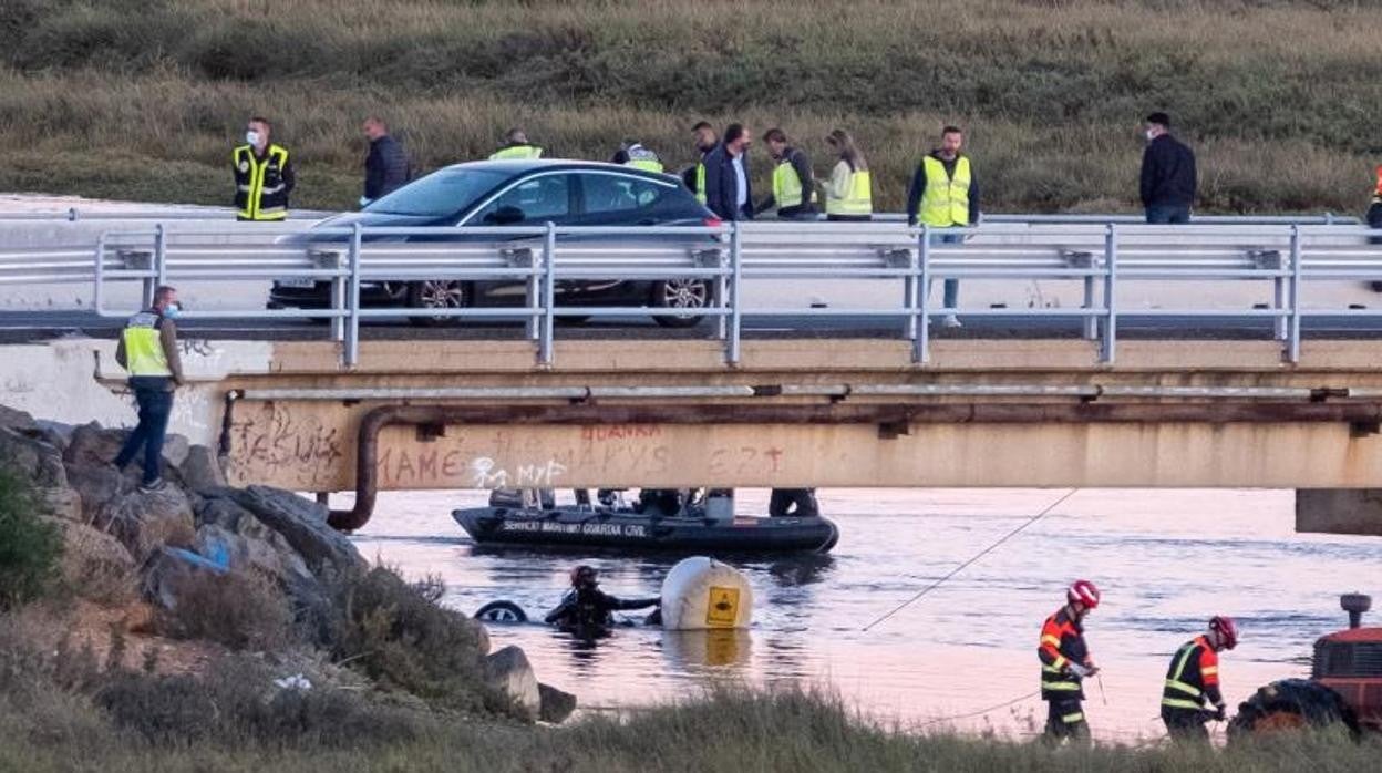 Guardia Civil y Bomberos de Huelva extraen del río el coche de los desaparecidos de Huelva