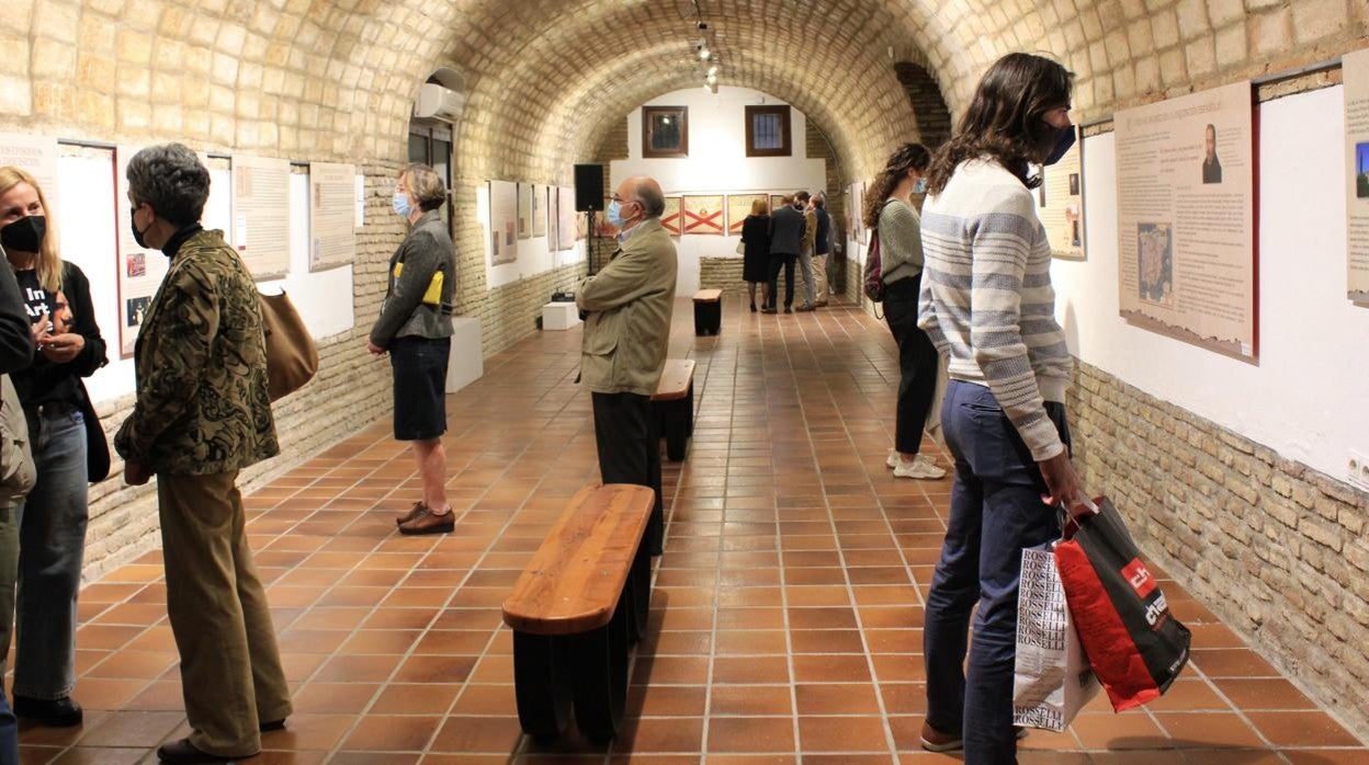 Varias personas viendo la exposición «Córdoba en llamas, Santo Oficio y Conversos»