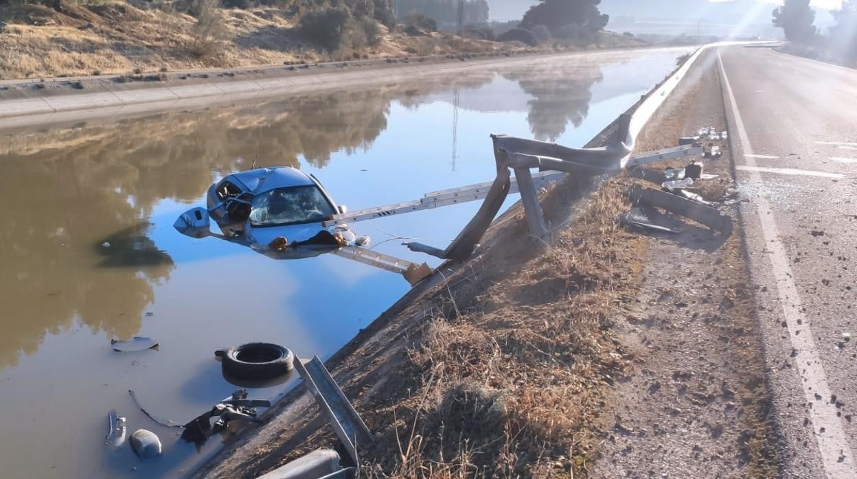 Estado en el que ha quedado el coche esta mañana a primera hora en el canal de Cordobilla en Puente Genil