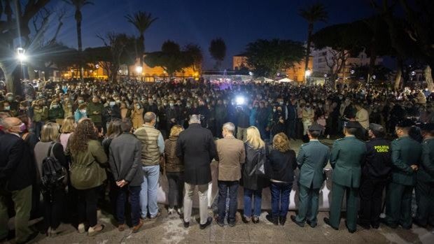 Multitudinaria concentración para condenar el asesinato machista de una mujer en San Roque