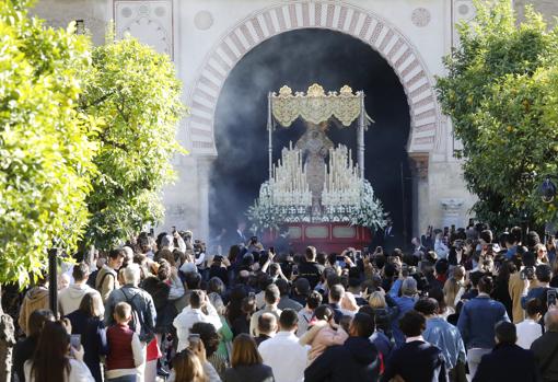 (Vídeo) La Virgen de la O nace a una luz soñada bajo el primer palio de Córdoba tras la pandemia