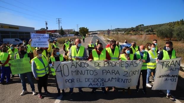 Un centenar de personas corta la A-431 para exigir la puesta en marcha del Cercanías en Córdoba