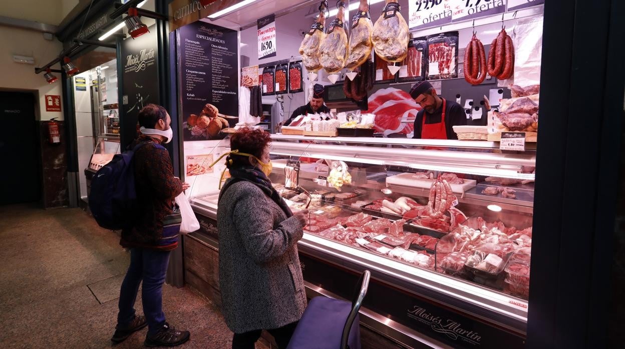 Puesto de alimentación en el mercado de la Corredera