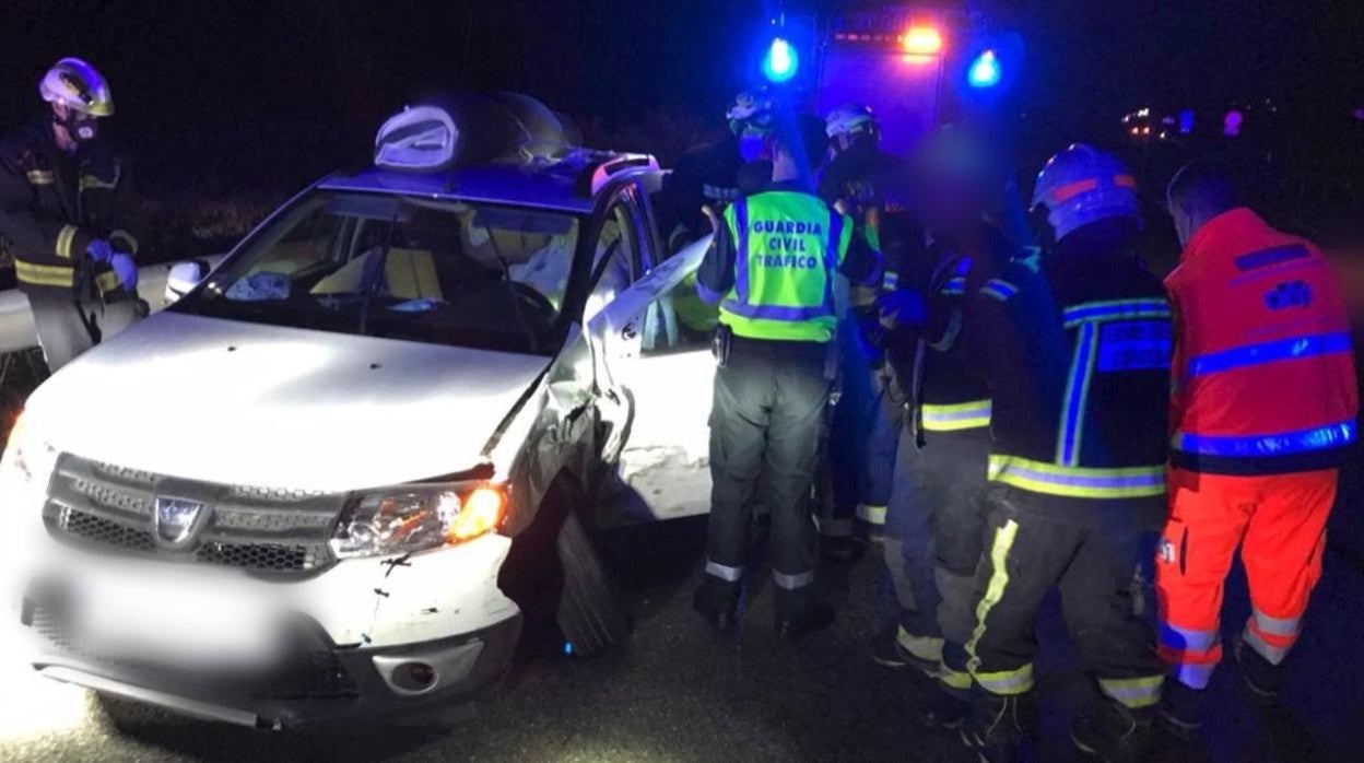 Bomberos, Guardia Civil y sanitarios junto al coche accidentado