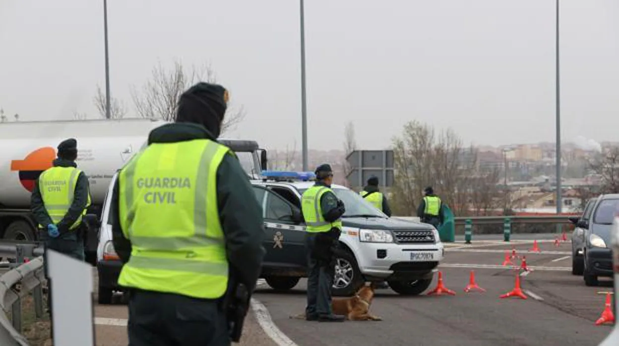 La Guardia Civil en un control de carretera