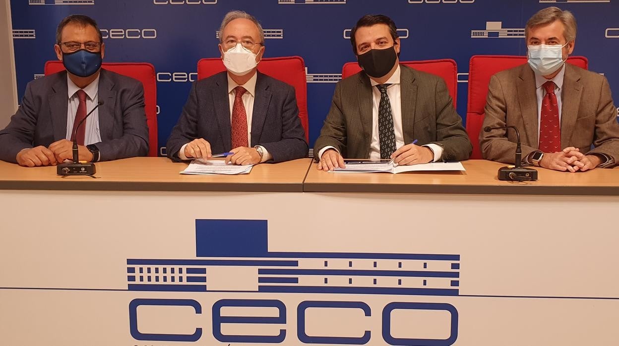 El presidente de CECO y el alcalde de Córdoba, ayer durante la firma del convenio