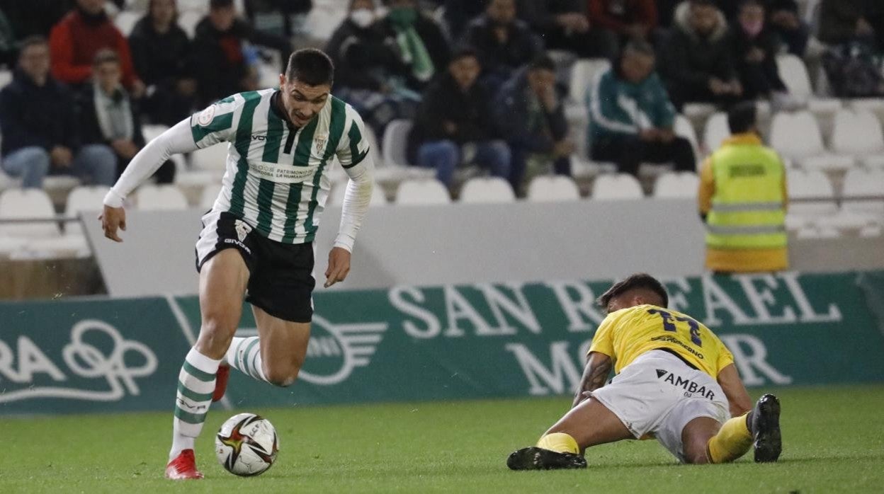 Fuentes deja en el suelo a Nahuel en un acción del Córdoba CF frente al Ebro, este miércoles, en El Arcángel