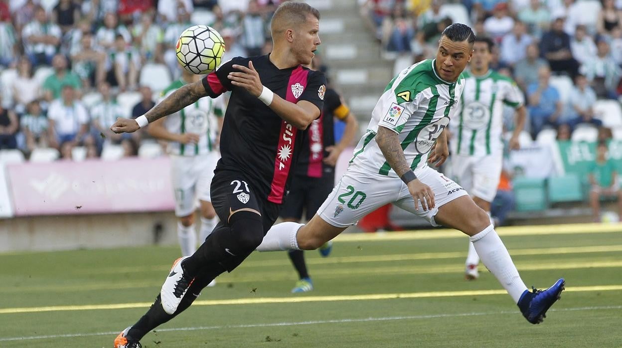 De Tomás anotó el gol del Córdoba para jugar el play off de ascenso a Primera en la 15.16 ante el Almería