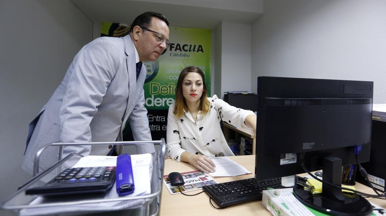 El presidente de Facua Córdoba, Francisco Martínez Claus, en las oficinas de la asociación de consumidores