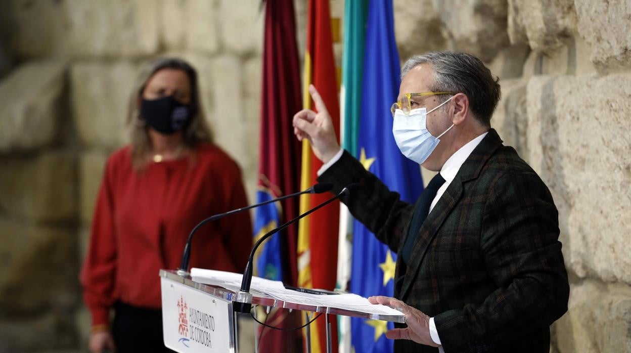 El teniente de alcalde de Hacienda, Salvador Fuentes, durante una rueda de prensa