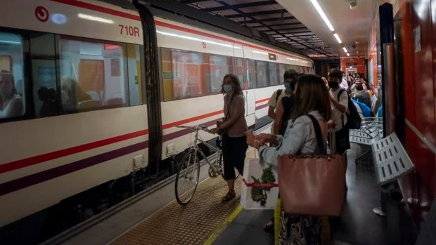 Renfe asegura que el Cercanías de Málaga funciona con normalidad cuando se cancela uno de cada tres trenes