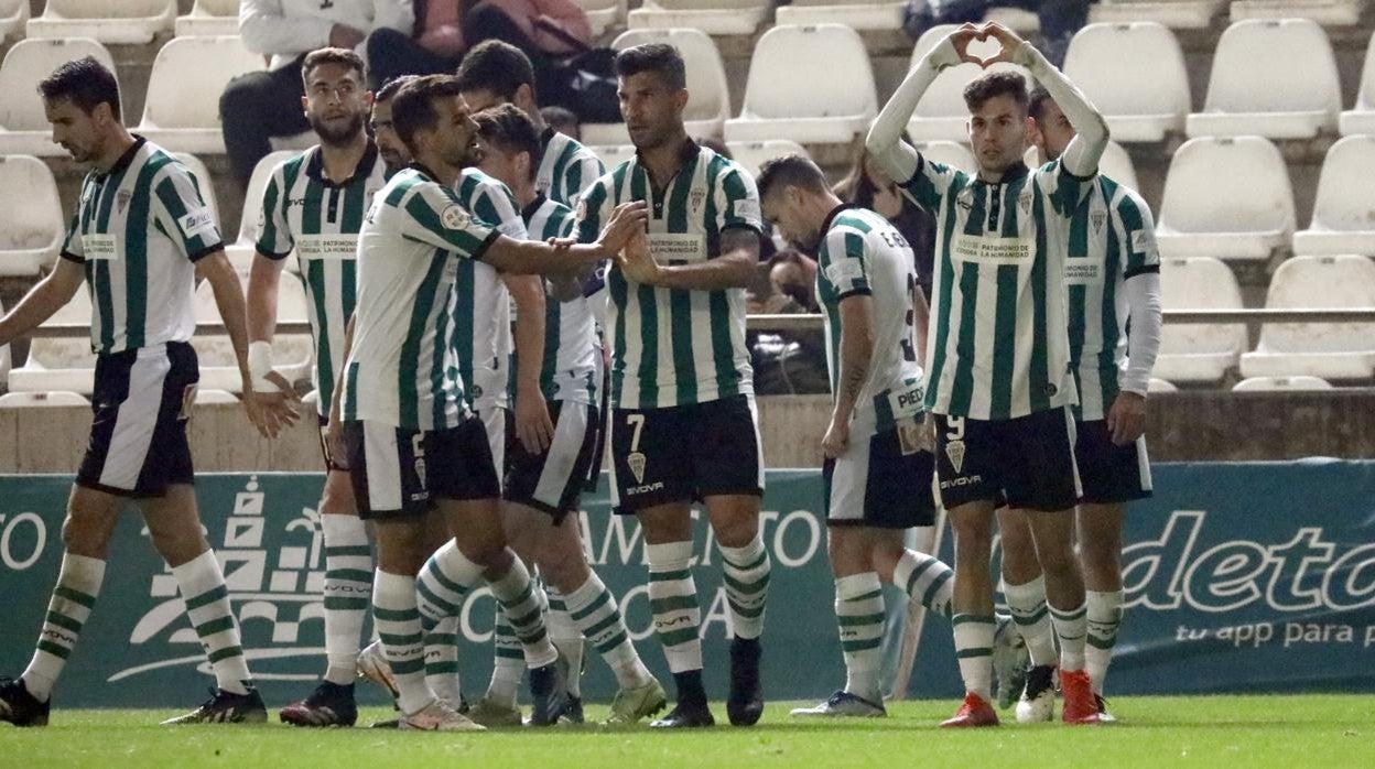 Los jugadores del Córdoba celebran el gol del triunfo ante el Ebro