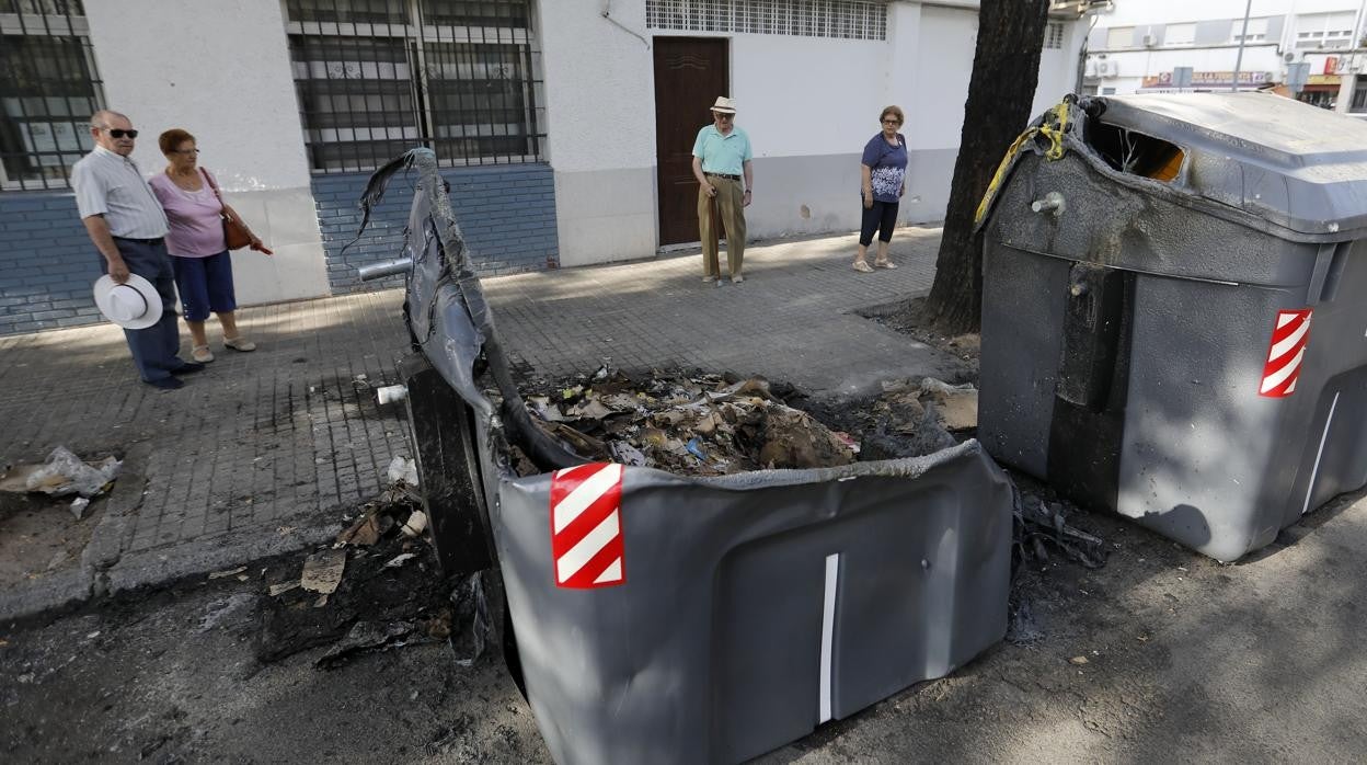 Contenedores quemados en una calle de Córdoba