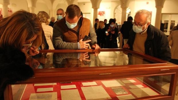 Una muestra rinde tributo al escritor José Cobos en el centenario de su nacimiento en Montilla