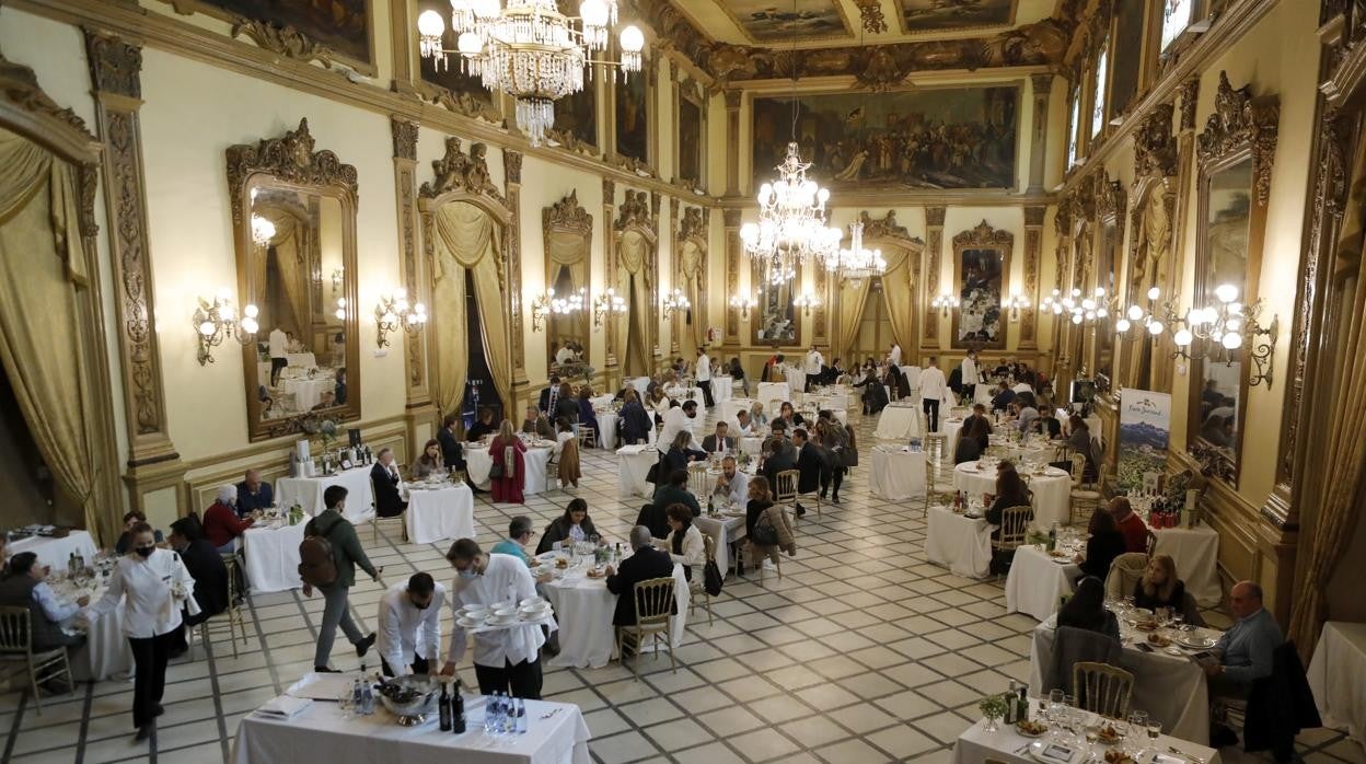 Panorámica de los asistentes a la primera edición de Córdoba Gastronómica en el Real Círculo de la Amistad