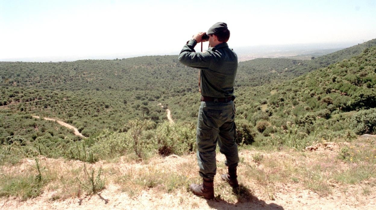 Un miembro del Seprona, de la Guardia Civil, realizando labores de vigilancia en una imagen de archivo