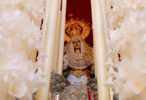 Nuestra Señora de la Salud, en su paso de palio el Martes Santo de 2019