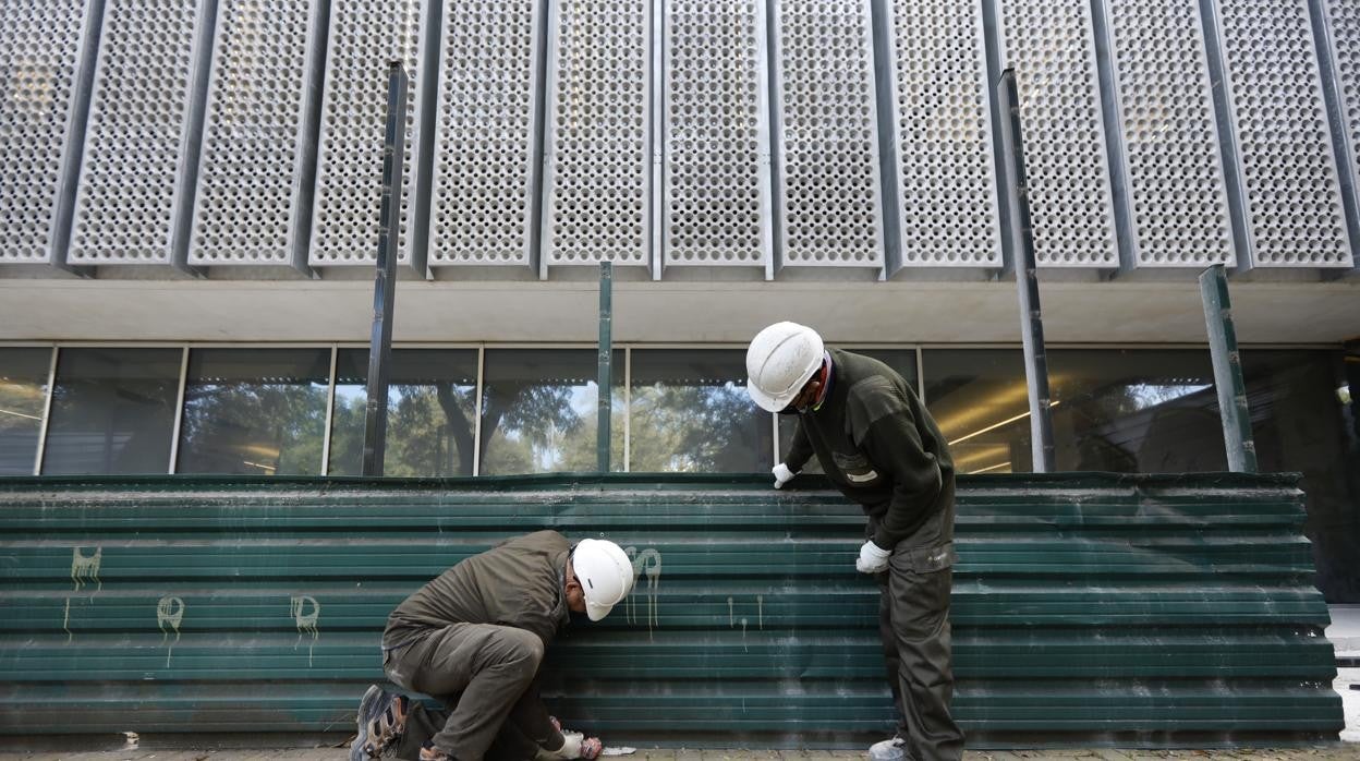 Dos operarios en el edificio de la futura biblioteca, en imágenes