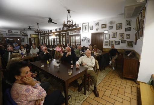 Público en la peña Fosforito