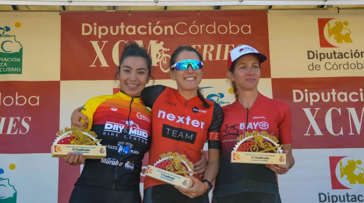 Cristina Granados, ganadora en Villafranca, con sus compañeras en el pódium