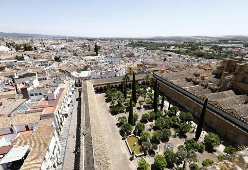 Patio de los Naranjos con el entorno protegido