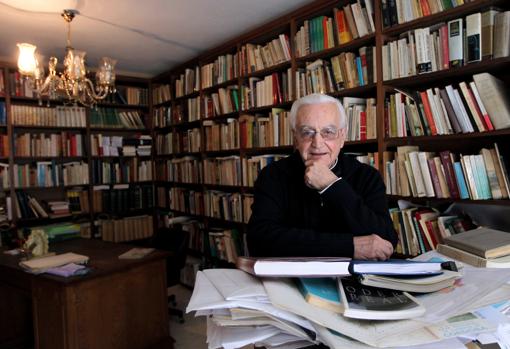 Manuel Nieto Cumplido, en la biblioteca de su casa