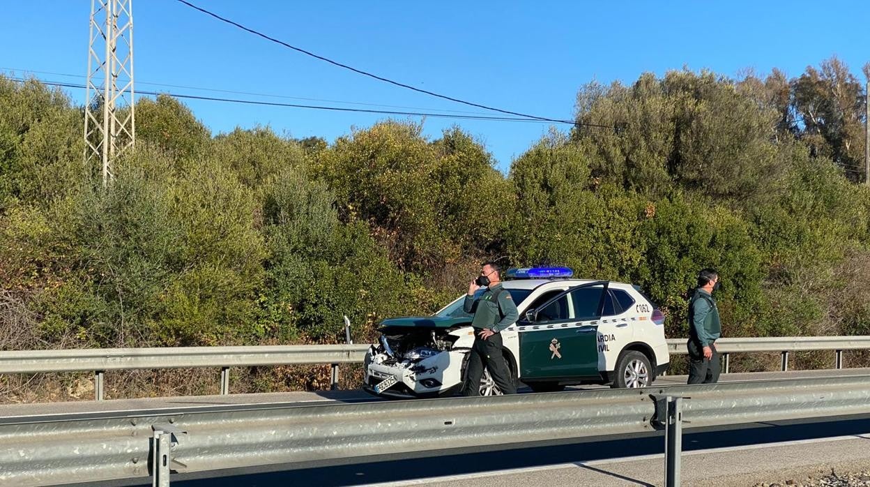 Imagen de los agentes y del vehículo accidentado durante las protestas en San Roque