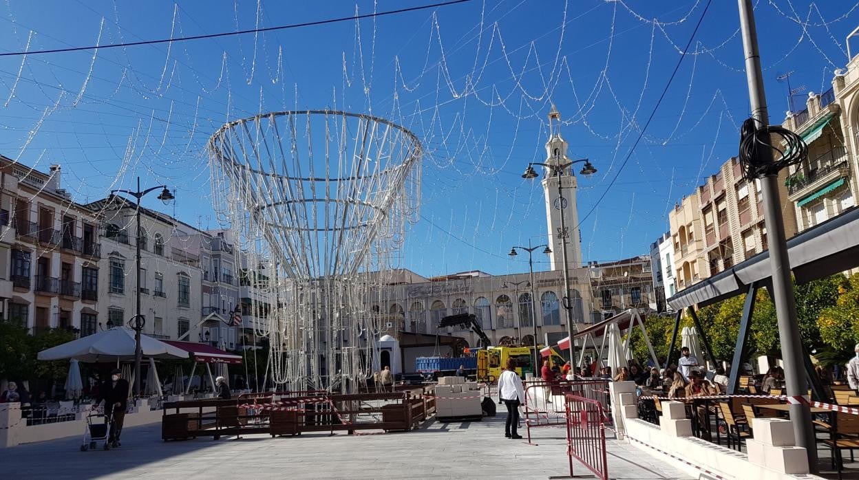 Instalación del surtidor de luz en la Plaza Nueva de Lucena