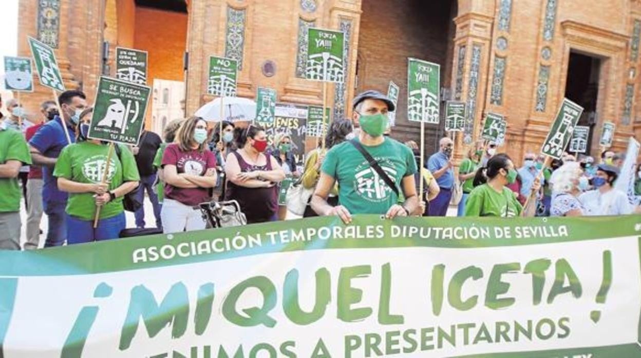 Manifestación de interinos en Sevilla para pedir la fijeza de su puesto