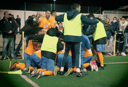 Los jugadores locales celebran el gol de la clasificación en el minuto 91