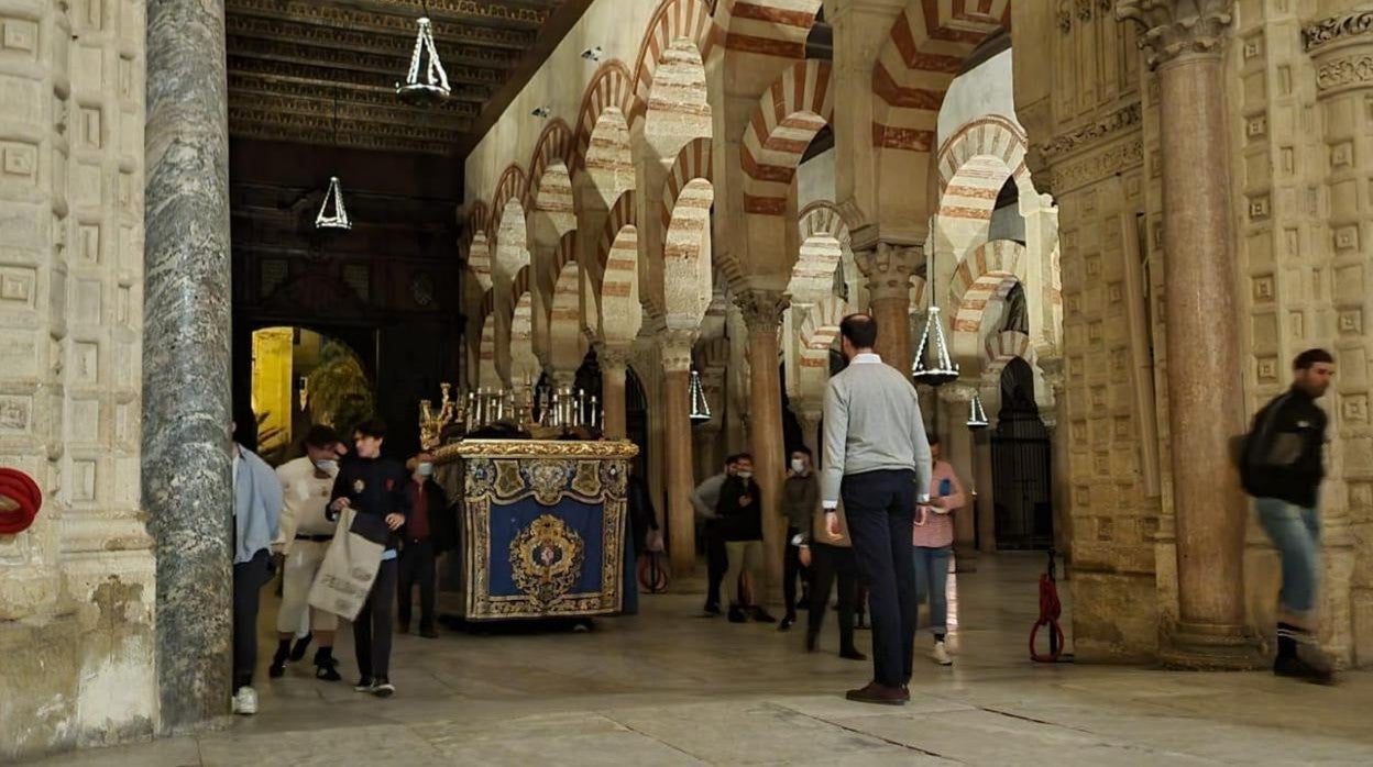 El paso de la Virgen del Socorro, que llevará a San Acisclo y Santa Victoria, en la Catedral