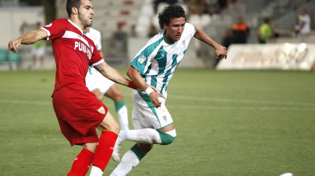 Gaspar y Negrdo, en uno de los últimos enfrentamientos entre Córdoba y Sevilla