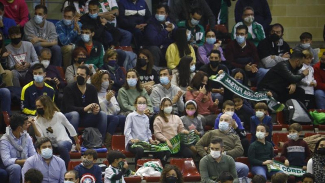 Público con mascarillas en la grada durante un partido de futbol sala en Córdoba