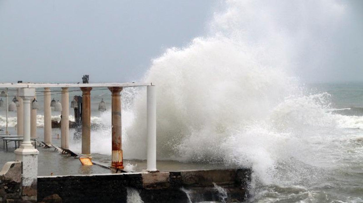 Aemet activa avisos por fenómenos costeros en gran parte del litoral andaluz