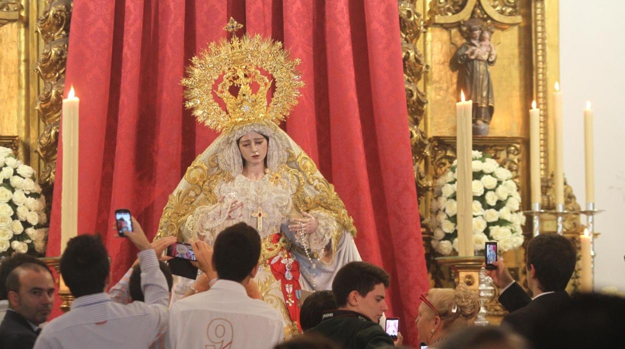 La Virgen de la Salud en su altar de cultos