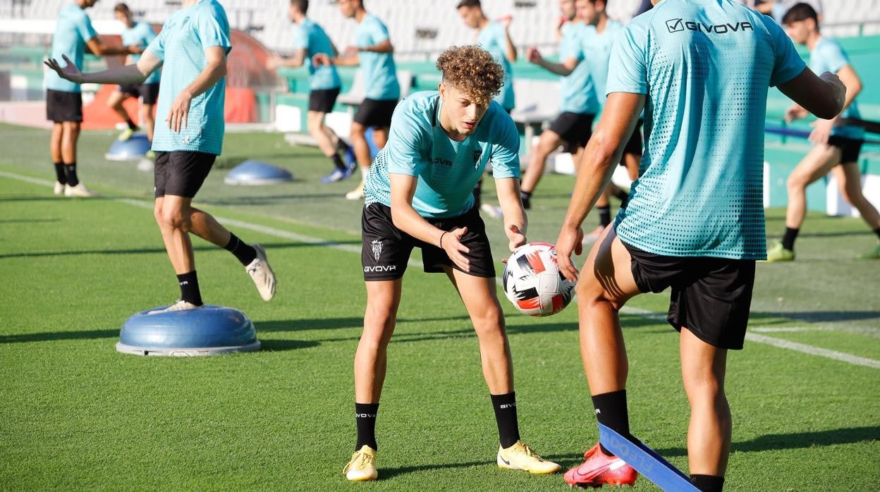 El exsevillista Simo pasa el balón en un entrenamiento en El Arcángel