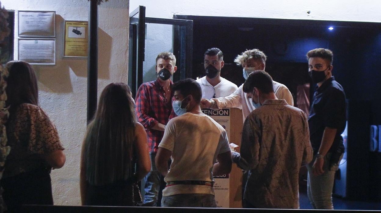 Juanma Moreno, durante el encuentro con jóvenes en el Congreso Regional del PP Andaluz en Granada