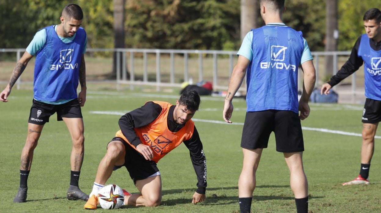 El delantero extremeño del Córdoba Willy es perseguido por Iglesias y Omar en el entrenamiento