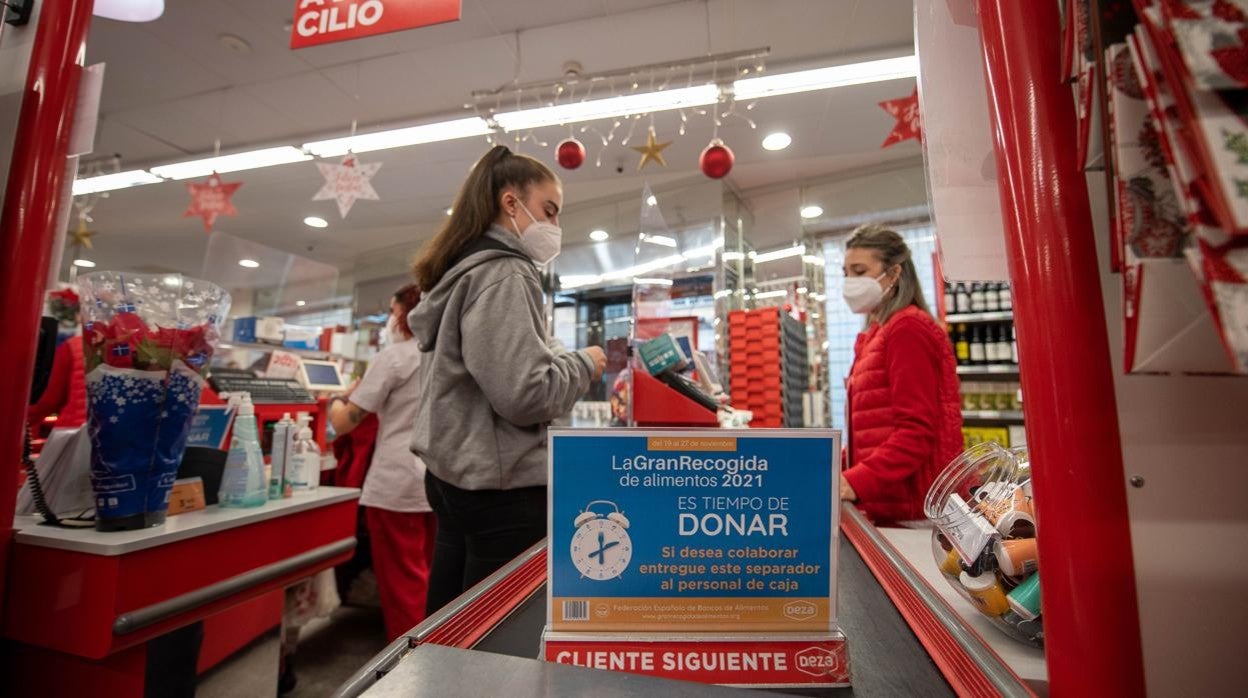 Separador de la compra publicitando la Gran Recogida de Alimentos en un supermercado Deza