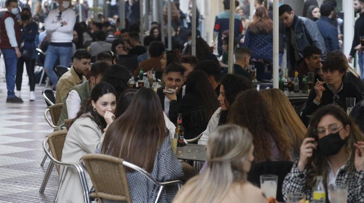 Veladores en la calle La Plata del Centro de Córdoba