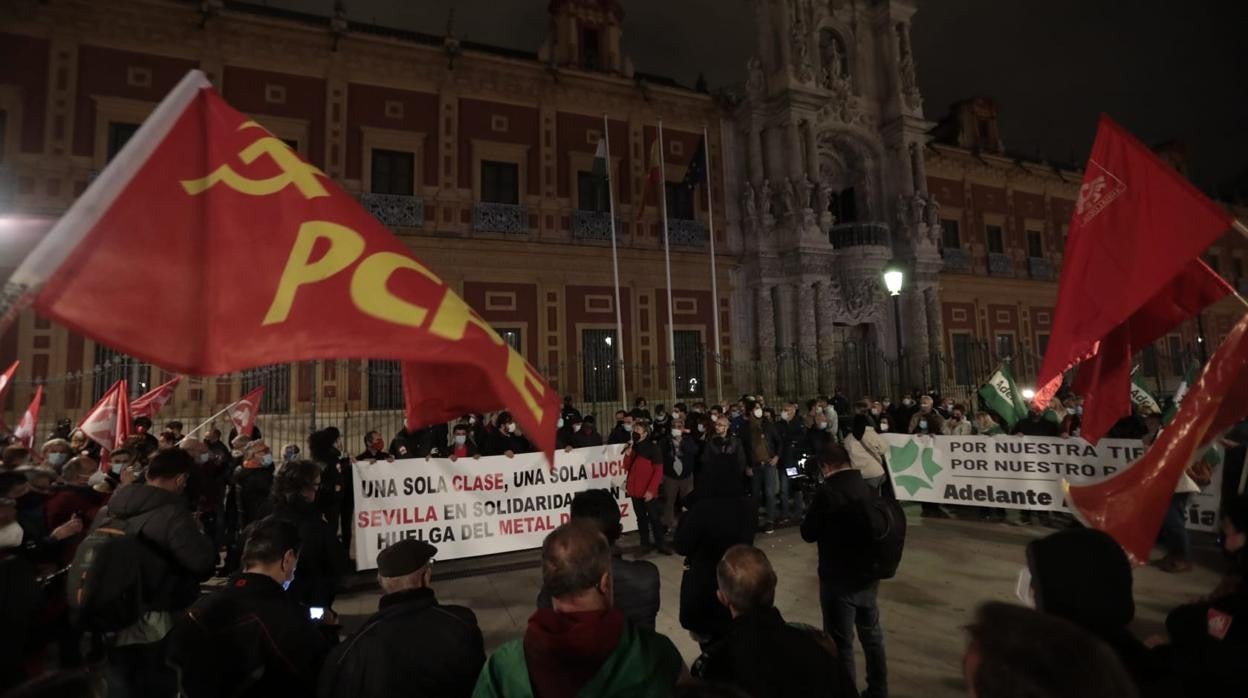 Trabajadores y sindicalistas concentrados este lunes frente al Palacio de San Telmo