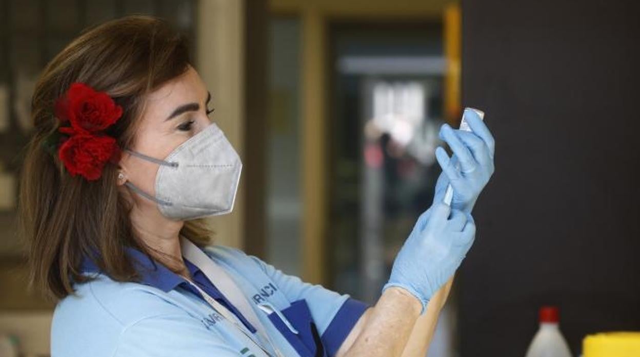 Una enfermera prepara una dosis de vacuna contra el Covid