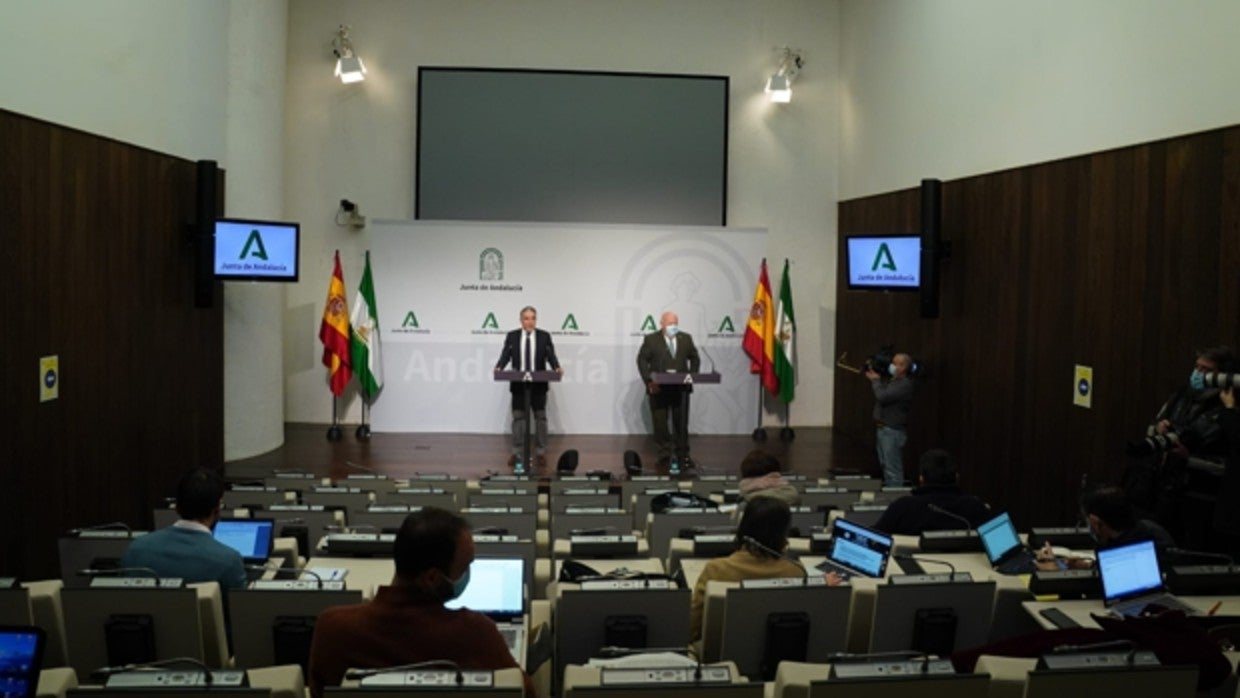 Los consejeros Bendodo y Aguirre en la sala de prensa del palacio de San Telmo